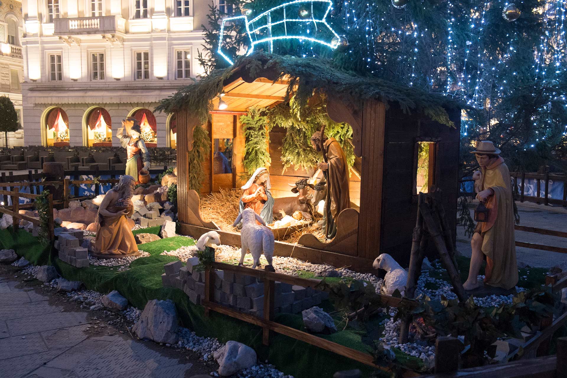 Gör en installation av en julscen på offentlig plats